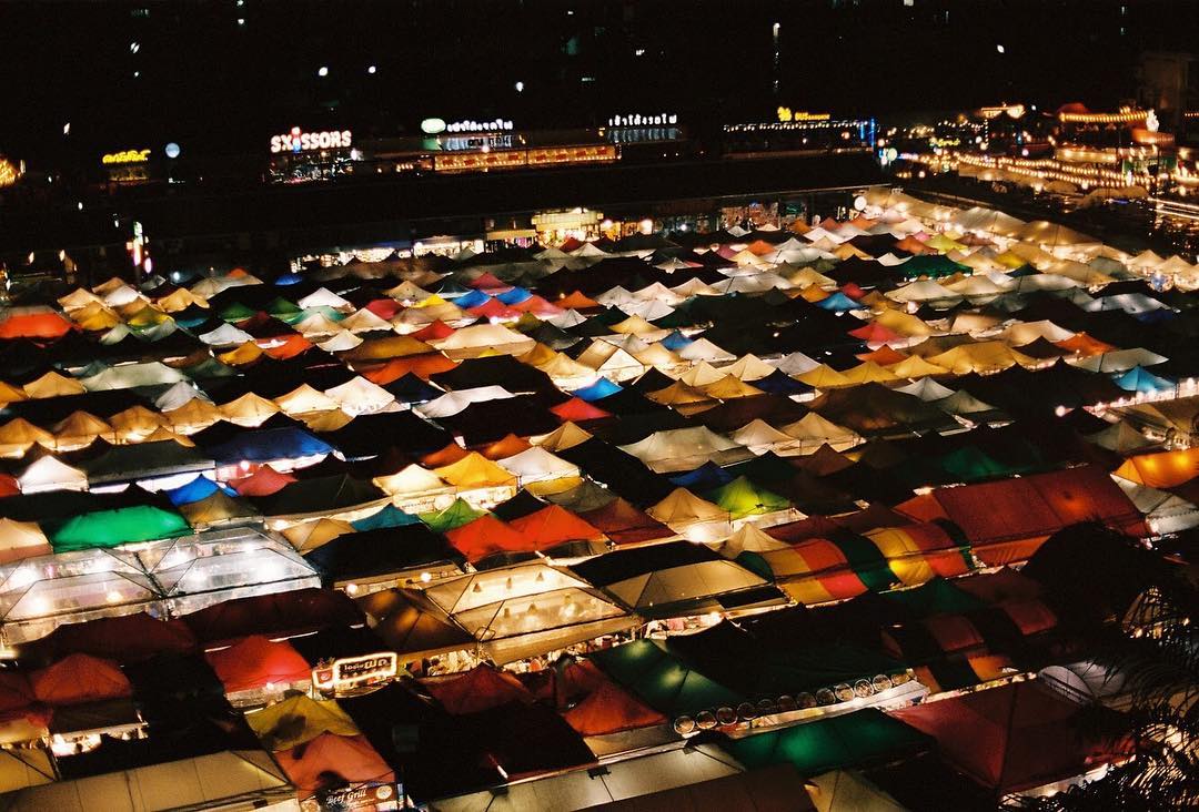 Khu chợ lung linh màu sắc và rộn ràng nhất vào ban đêm