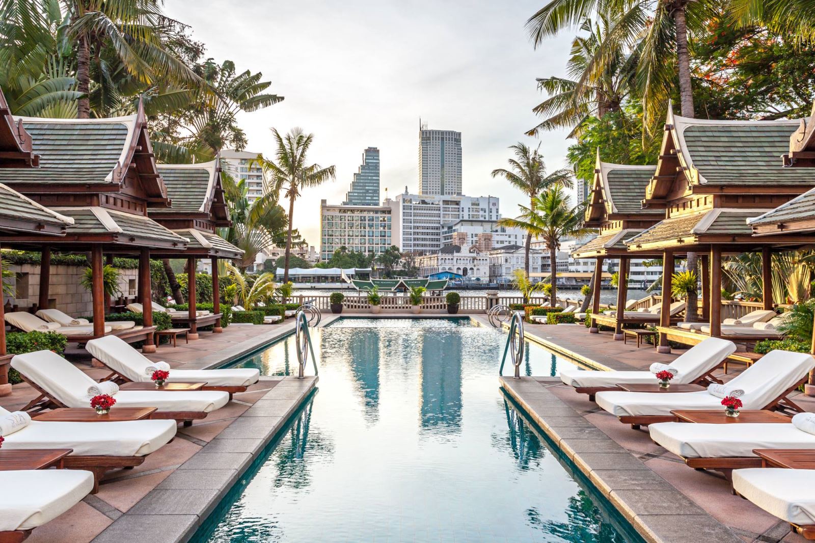 Khu bể bơi ngoài trời tại The Peninsula Bangkok