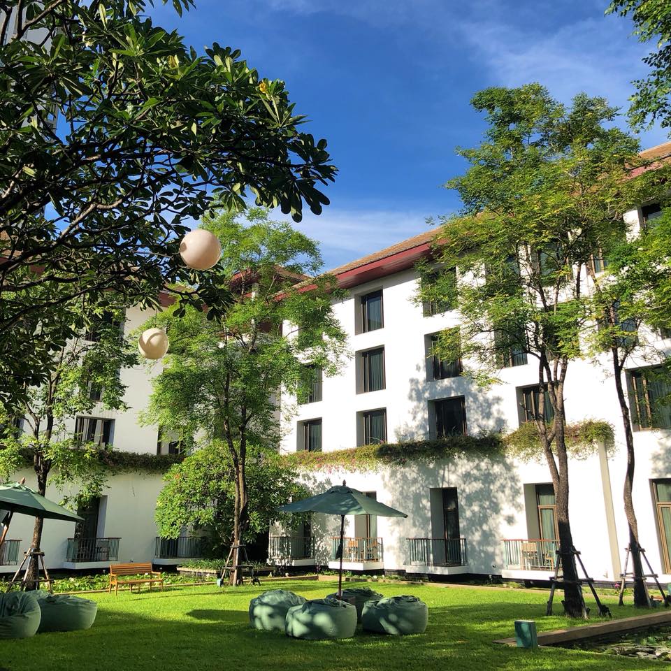 Khuôn viên xanh mướt tại khách sạn Sukhothai Bangkok