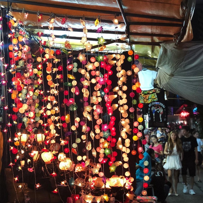 Nhìn ngắm những món hàng đẹp mắt tại chợ Patpong