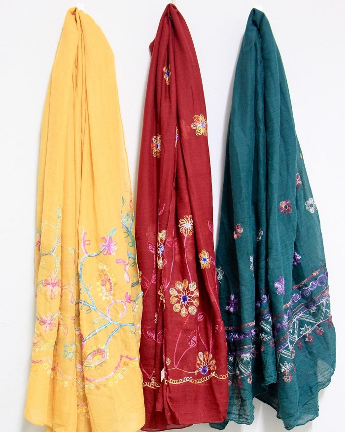 Những chiếc khăn đầy màu sắc được dệt từ vải lụa