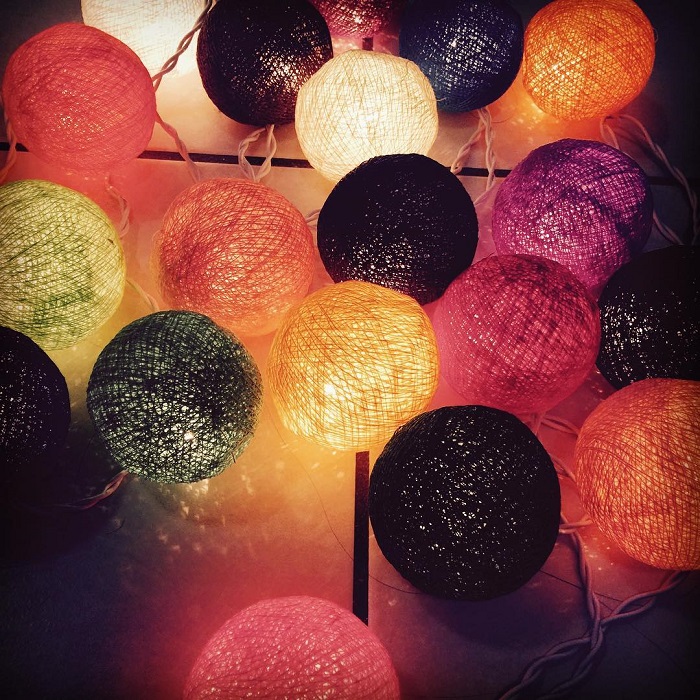 Bạn có thể mua đèn cổ tích với nhiều màu sắc sặc sỡ