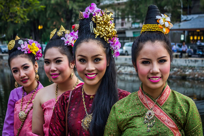 Cứ đến ngày này người dân Thái sẽ ăn mặc những trang phục đẹp để mong một năm mới thịnh vượng