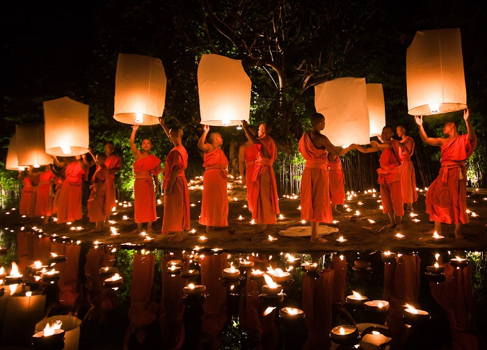 Mỗi dịp lễ hội có đền hàng nghìn chiếc đèn lồng được thả lên bầu trời đêm