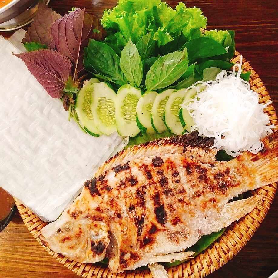 Khi ăn, các bạn chỉ gạt bỏ phần da để thưởng thức phần thịt cá trắng tươi, đậm đà bên trong
