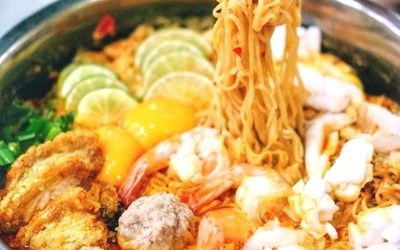 Ăn đêm ở Bangkok, thưởng thức mỳ Tom Yum Mama, phiên bản đặc biệt có thêm gấp đôi topping