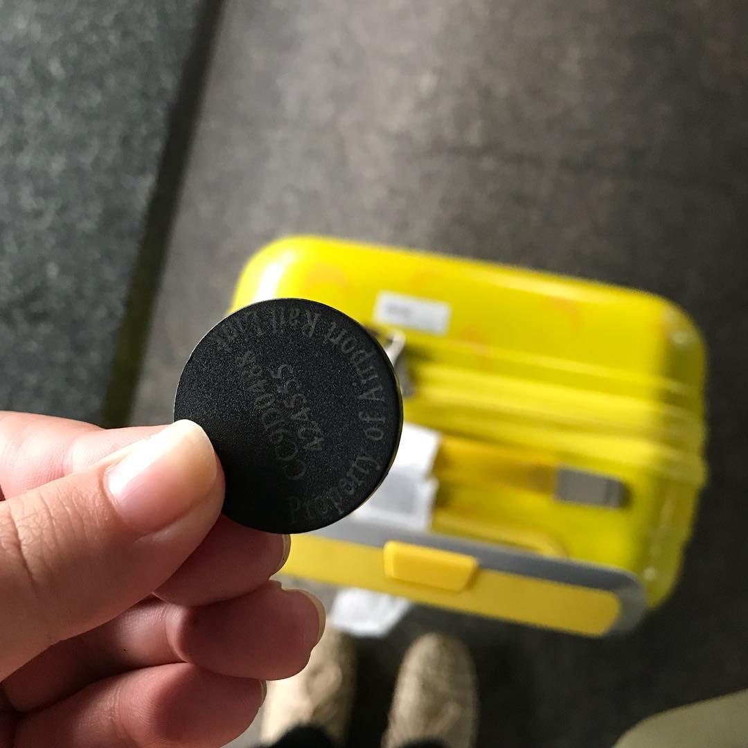 Vé đi tàu điện lại có hình dạng là đồng xu nhựa trông rất thú vị