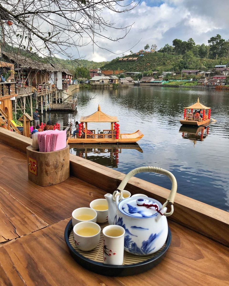 Người Thái thường chọn Ban Rak Thai làm nơi nghỉ dưỡng để ăn món tàu và uống trà ôlong rất ngon