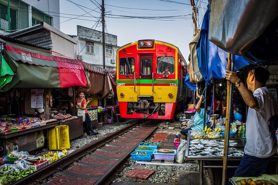 Đây là một trong những ngôi chợ "độc nhất vô nhị" nằm ở ngoại ô Bangkok