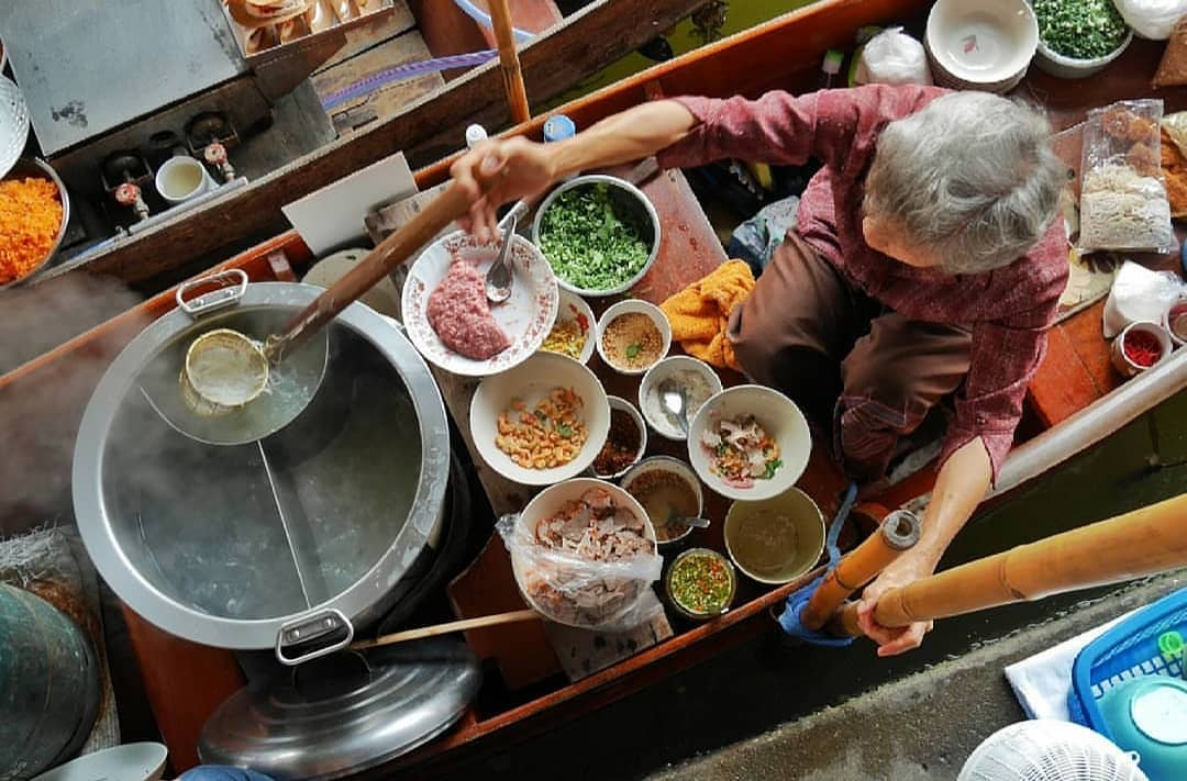 Khu chợ nổi ở Bangkok có thể giúp bạn khám phá một Thái Lan thật mới mẻ nhưng cũng rất thân quen