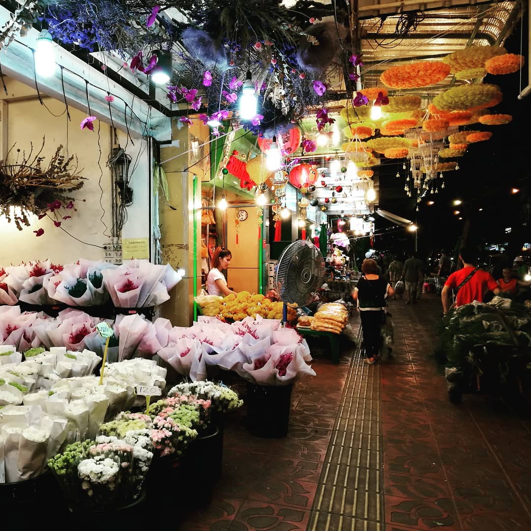 Chợ hoa Pak Klong Talad là khu đặc biệt chuyên cung cấp hoa tươi, mang cảm giác thư giãn giữa thủ đô
