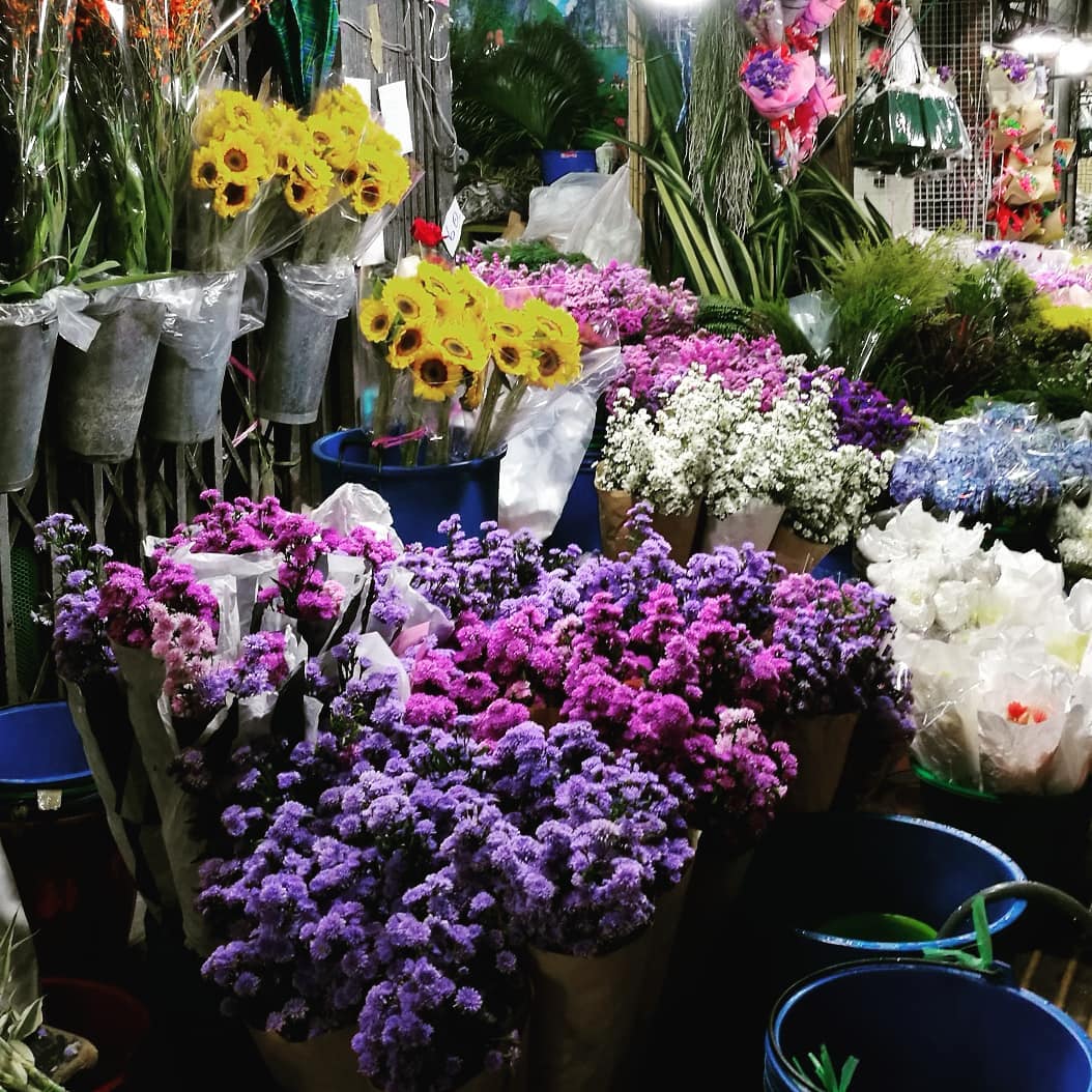 Khu chợ mang lại cảm giác dễ chịu, thoải mái với những quầy bán hoa tươi đủ màu sắc