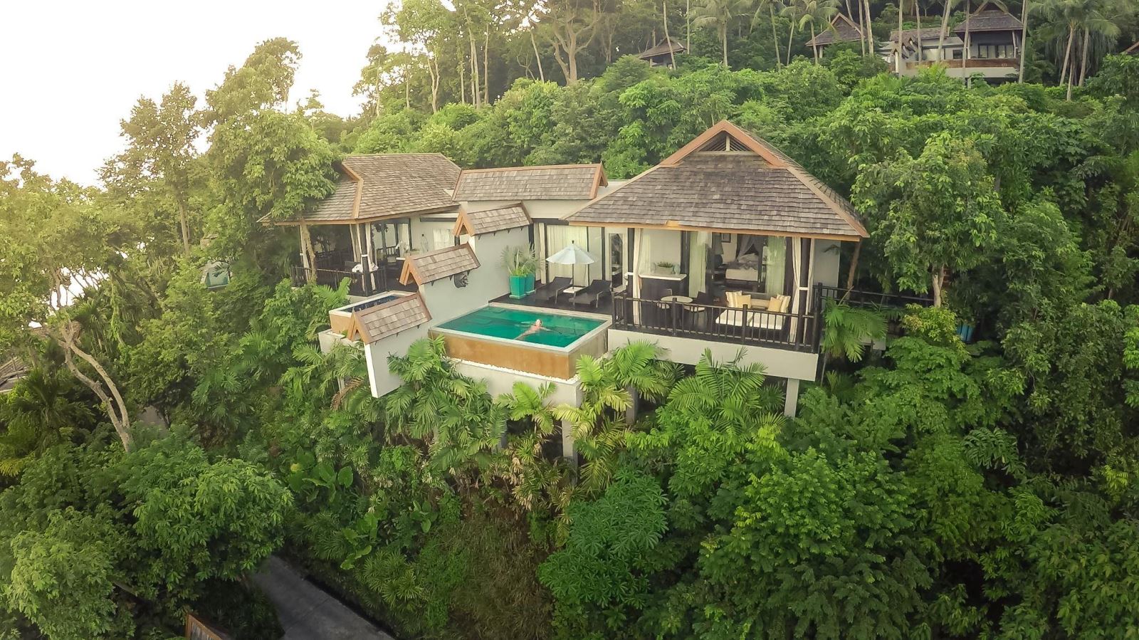 Khu resort nằm ở vị trí lý tưởng với tầm nhìn rộng trông ra vịnh Thái Lan
