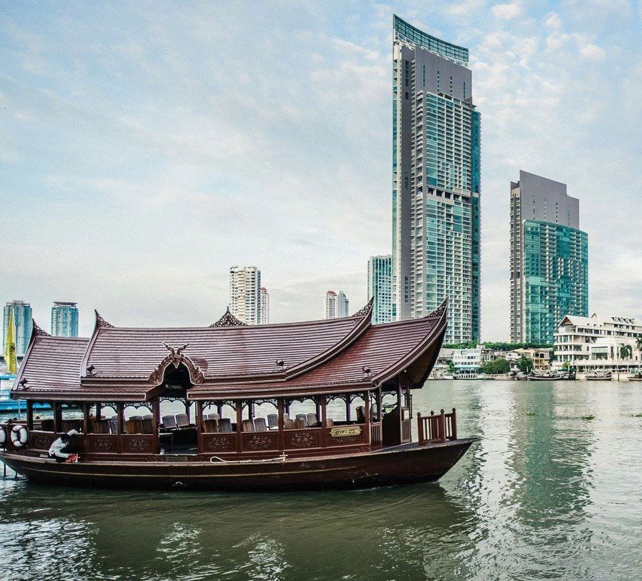 The Mandarin Oriental Bangkok nằm bên bờ sông Chao Phraya
