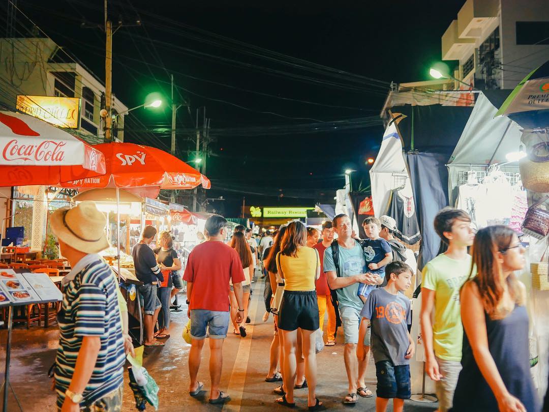 Chợ đêm lớn nhất Chiang Mai Night Bazar