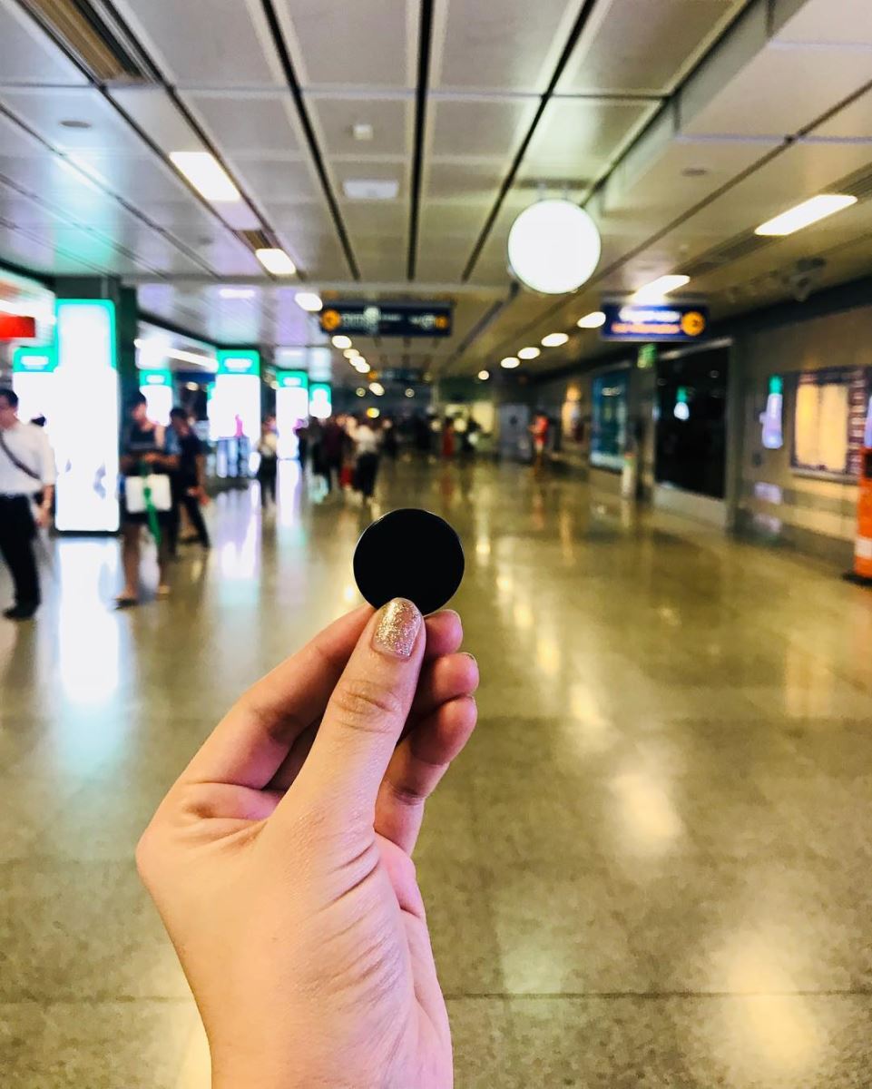 Vé ngày của MRT có hình một đồng xu nhựa nhỏ màu đen