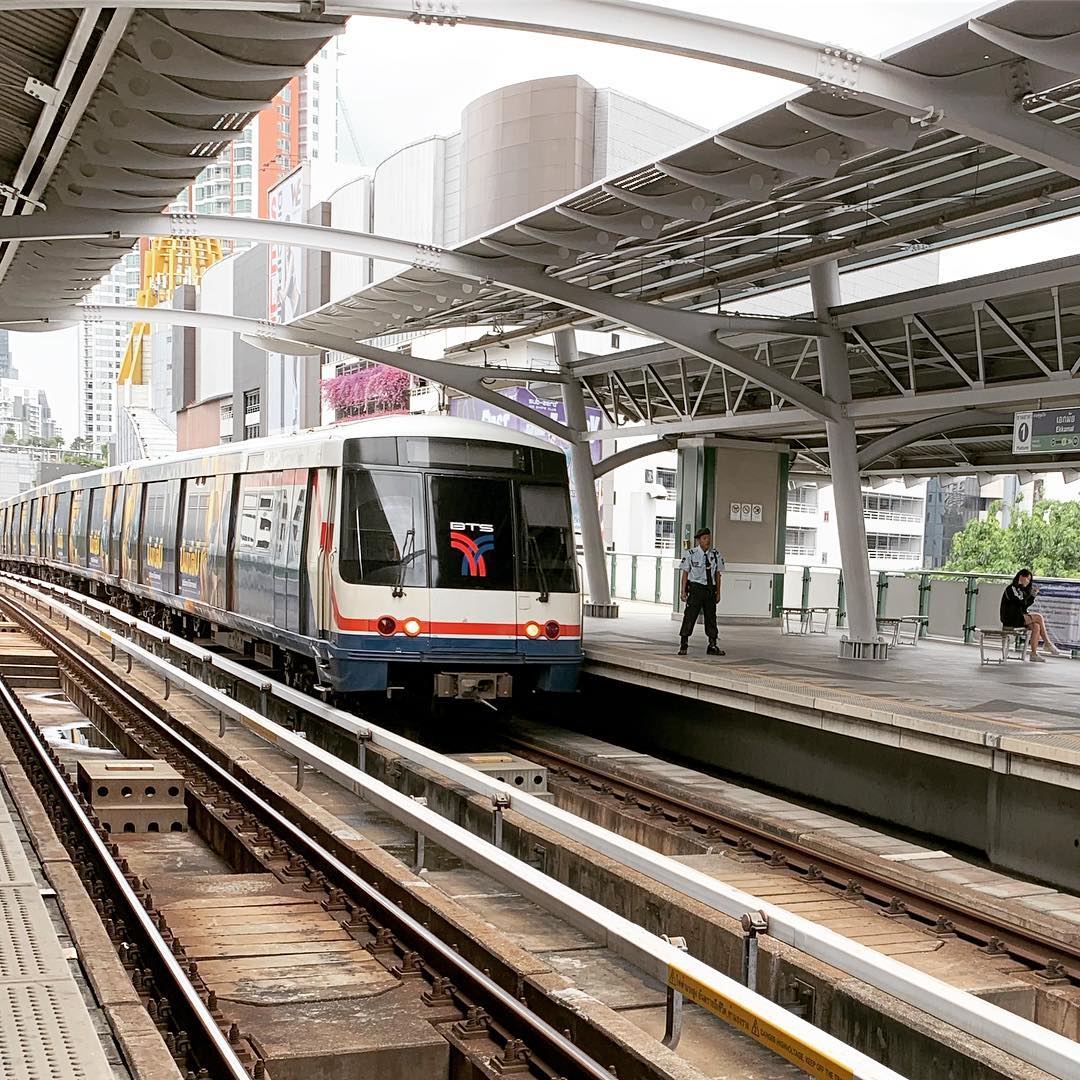 Bạn có thể sử dụng BTS Airport Link City Line để di chuyển trong Bangkok