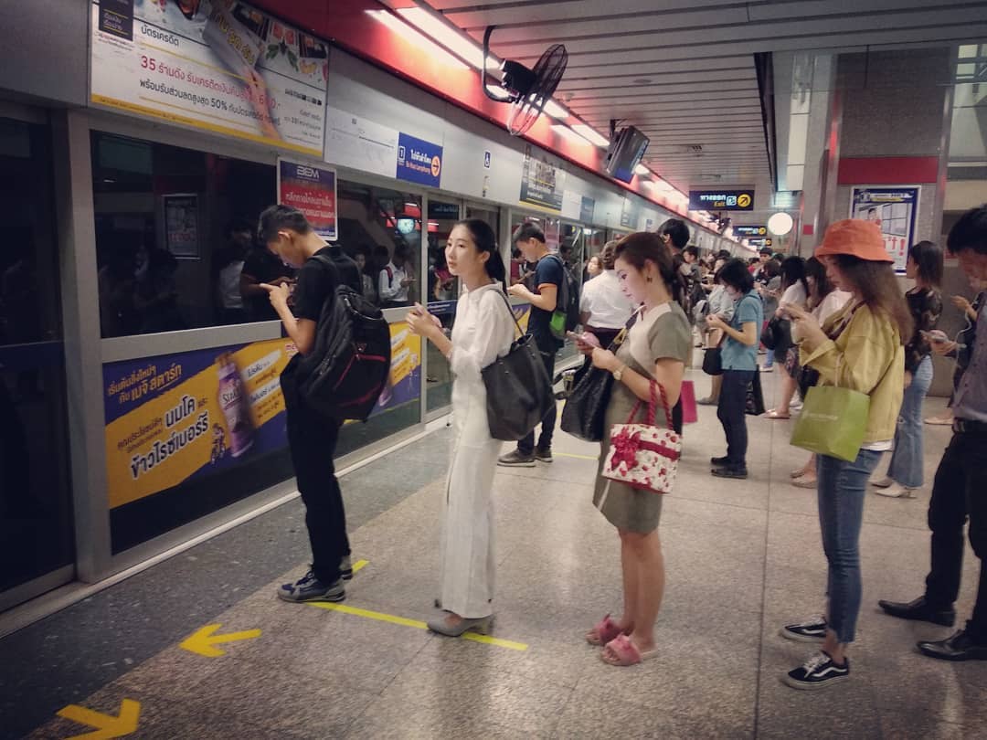 Bạn có thể bắt đi tàu MRT để di chuyển những nơi bạn muốn đến nhé