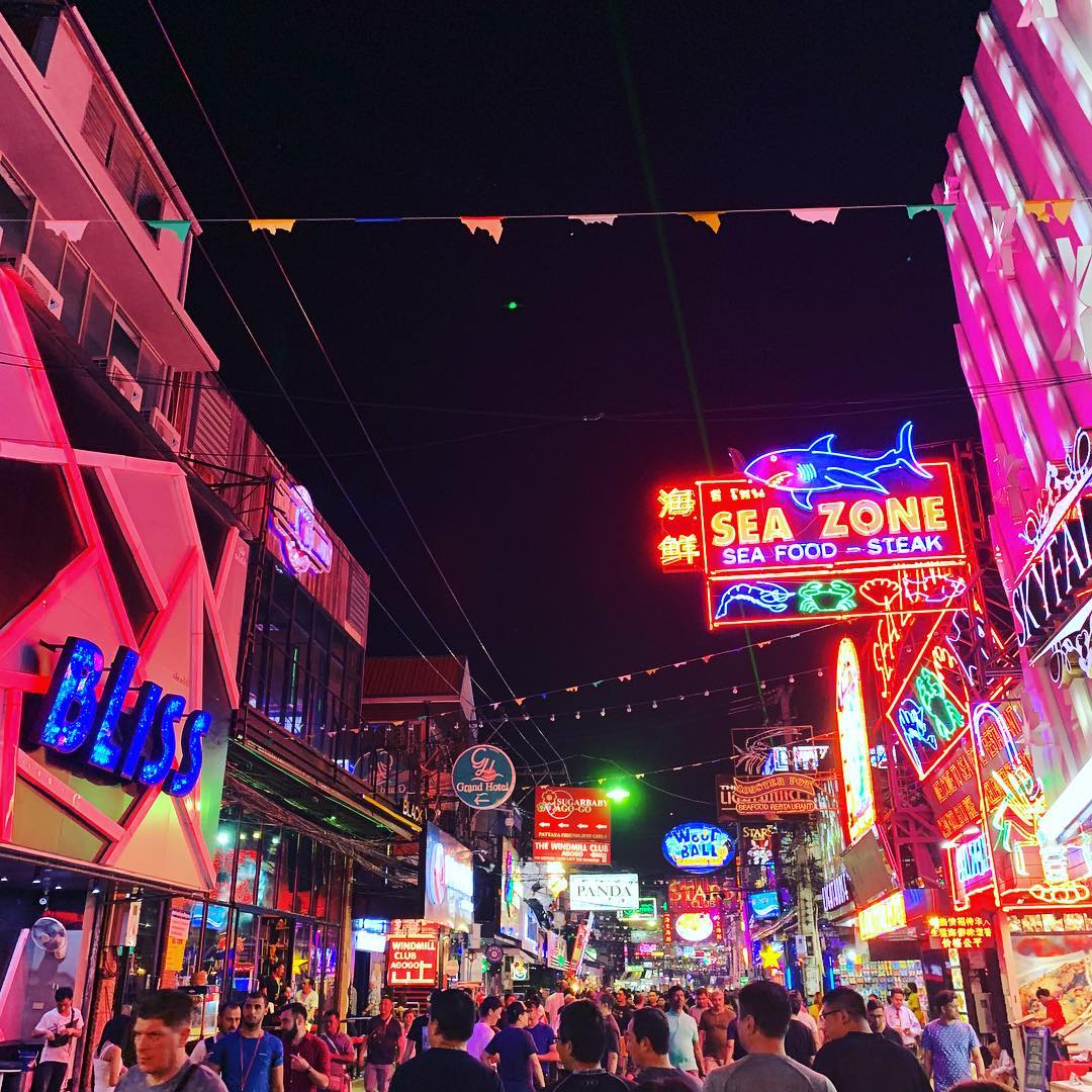 Khu phố sầm uất nhộn nhịp là một trong những đặc trưng không thể bỏ lỡ khi đến với Pattaya