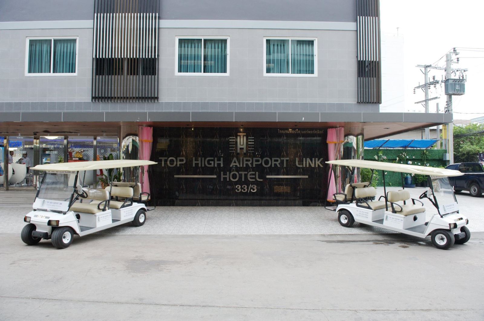 Top high airport raillink hotel