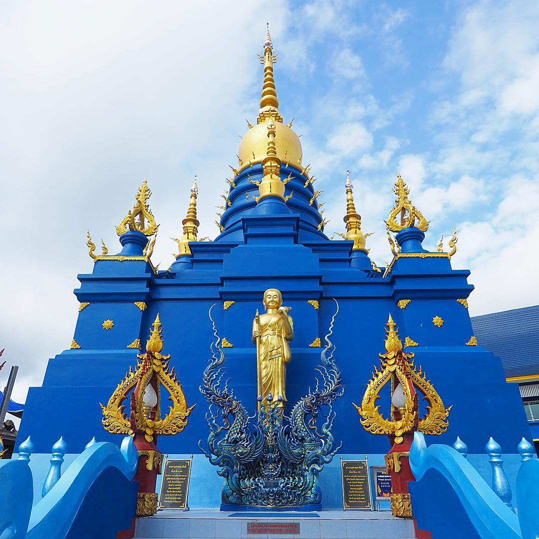 Tông màu xanh dương chủ đạo ở phần lớn màu nền của ngôi chùa