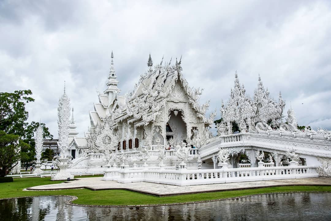 Wat Rong Khun là một kiệt tác bởi vẻ ngoài lộng lẫy và rộng lớn mà người kiến trúc sư đã kiến tạo