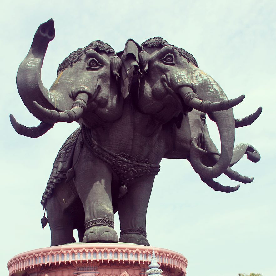Bức tượng voi ba đầu đứng trên một cái bệ khổng lồ