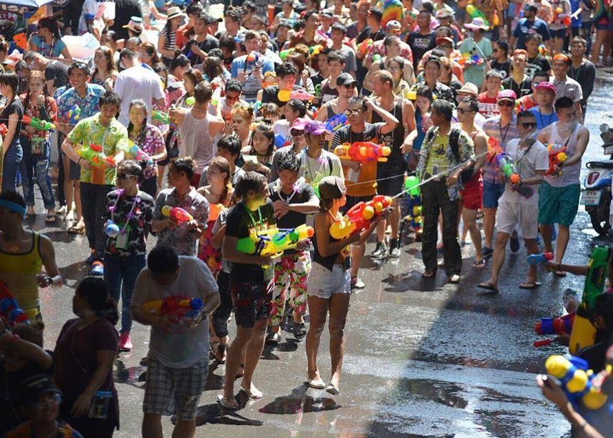 Giới trẻ ăn mừng lễ hội té nước Songkran ra sao