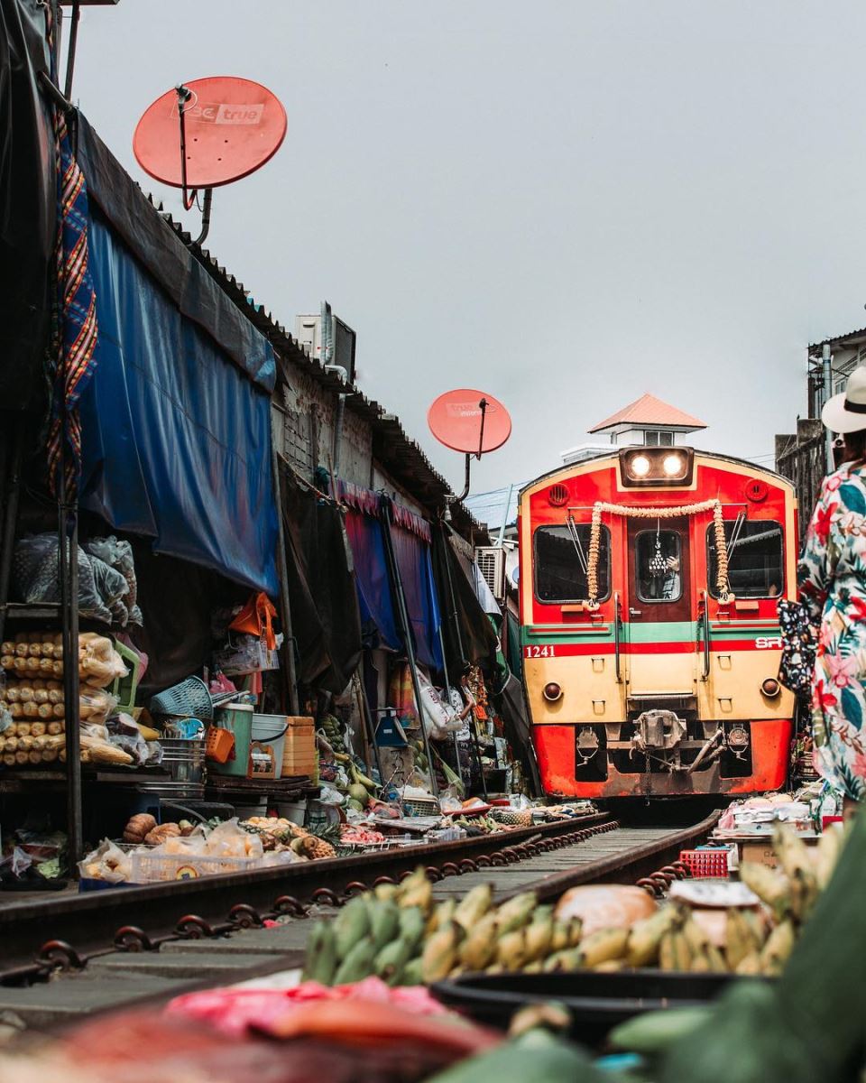 Chợ đường sắt Maeklong 
