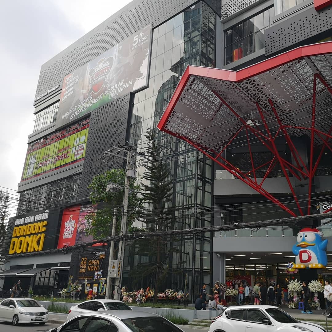 Donki Mall thu hút một lượng lớn khách nước ngoài và Thái Lan đến để thăm quan và mua sắm